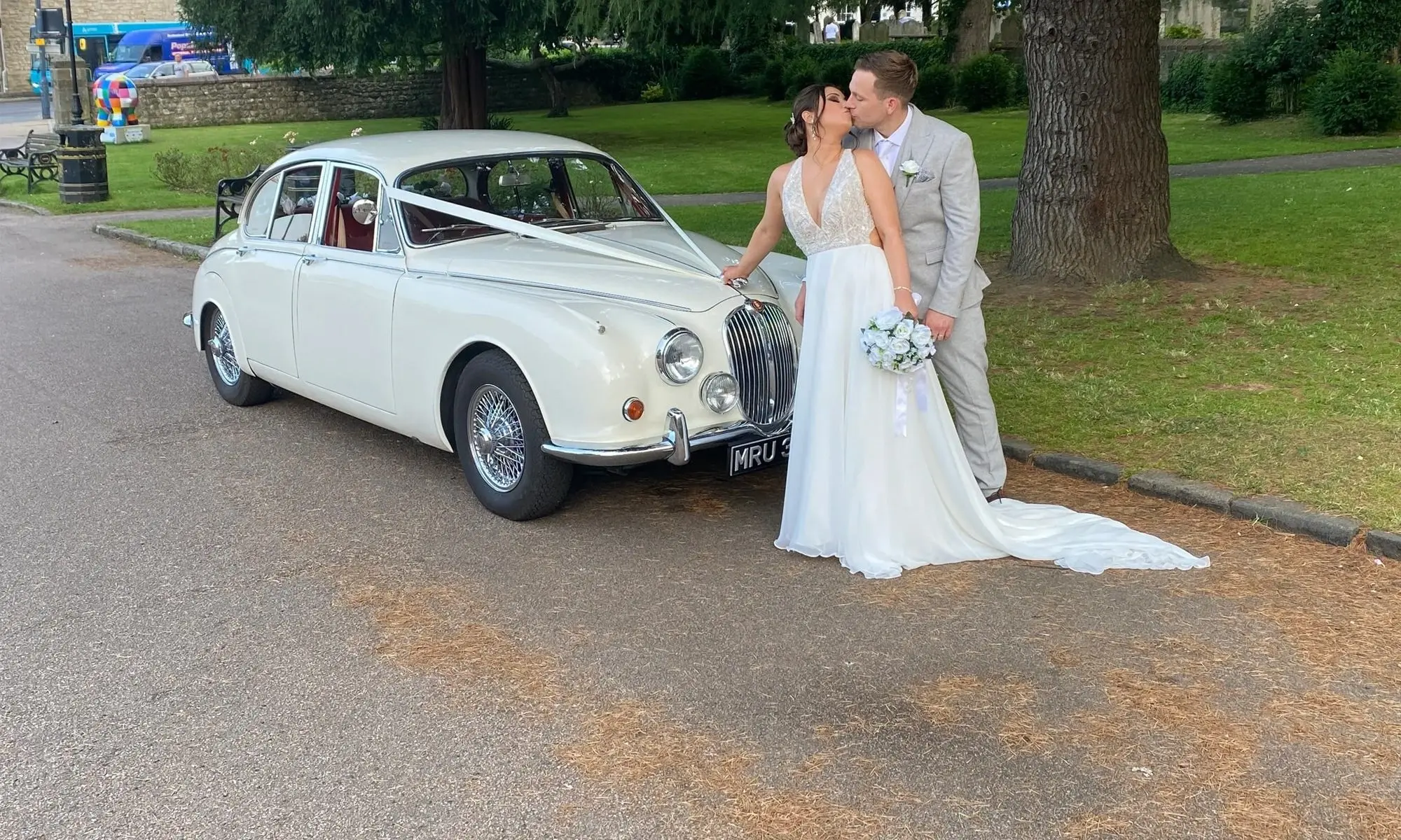 LOVELY CLASSIC & VINTAGE WEDDING CARS SERVING ALL PARTS OF KENT